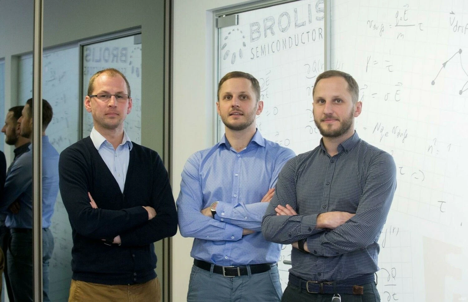 UAB „Brolis Semiconductors“ įkūrėjai iš kairės: Dominykas, Augustinas ir Kristijonas Vizbarai. Juditos Grigelytės (VŽ) nuotr.