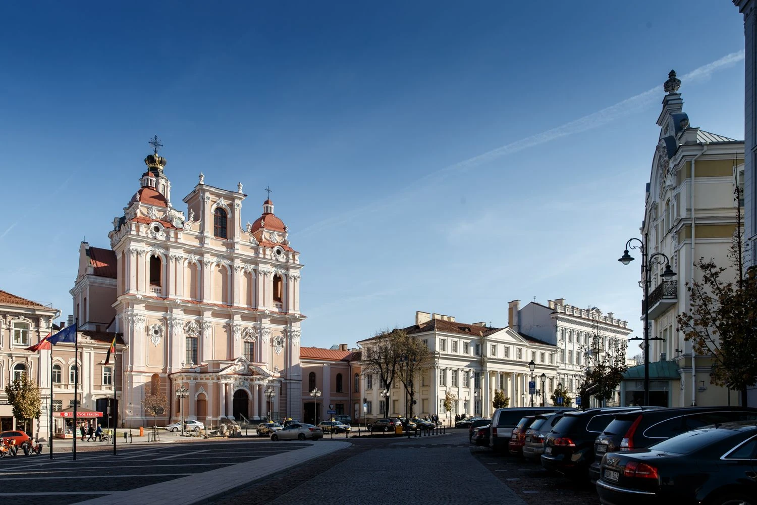 Abramavičių rūmai – Šv. Kazimiero bažnyčios dešinėje. Vladimiro Ivanovo (VŽ) nuotr.