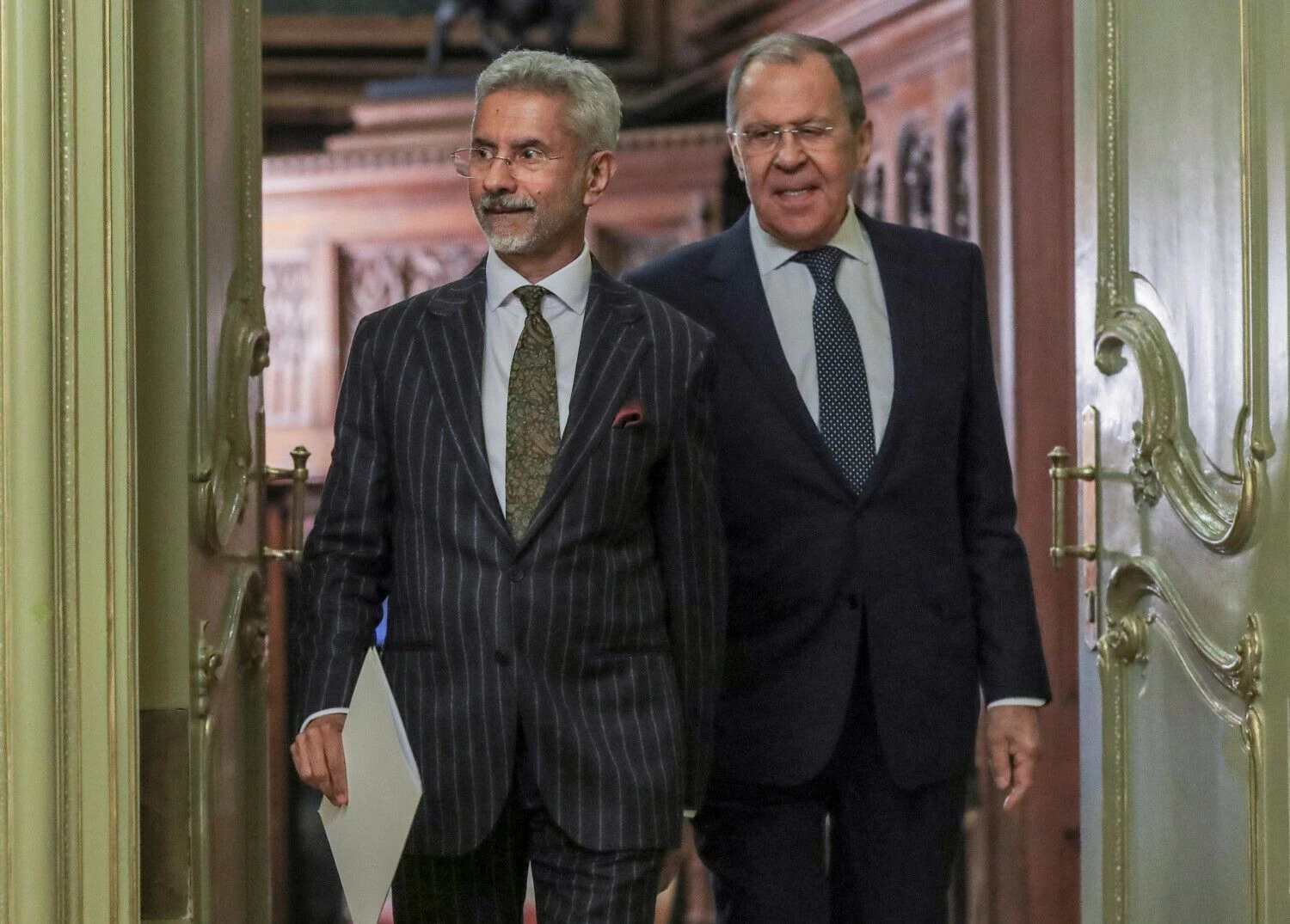 Subrahmanyamas Jaishankaris, Indijos užsienio reikalų ministras, ir Sergejus Lavrovas, rusų užsienio reikalų ministras. Maximo Shipenkovo  („Reuters“ / „Scanpix“) nuotr.