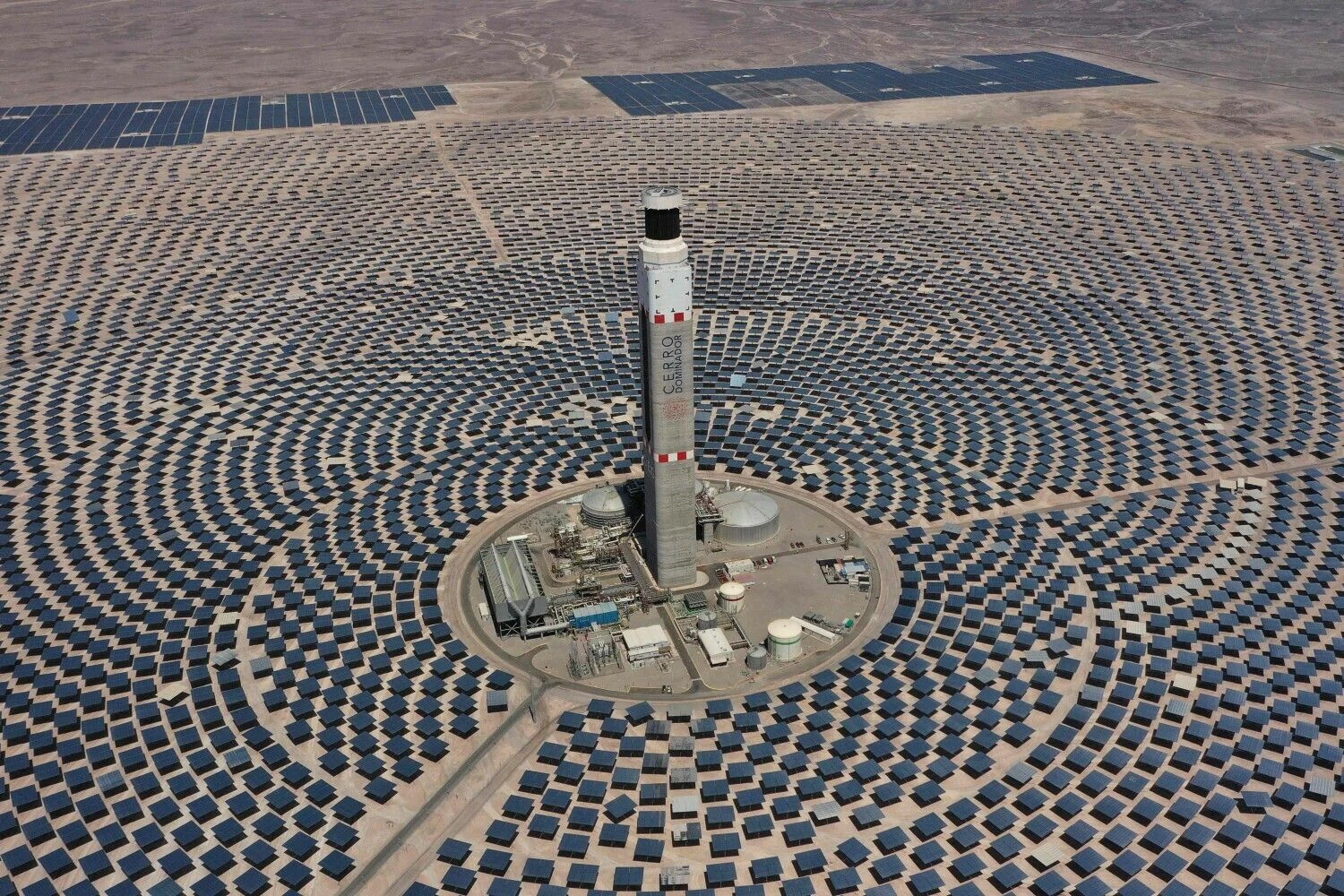 Pirmoji Lotynų Amerikoje termoakumuliacinė elektrinė Atakamos dykumoje. AFP nuotr.