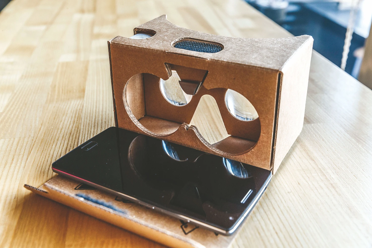 „Google“ pristačius kartoninius „Cardboard“ akinius, kuriuos šandien nesunku įsigyti už kelis dolerius, galima tikėtis didesnio virtualios realybės projektų proveržio. Vladimiro Ivanovo (VŽ) nuotr.