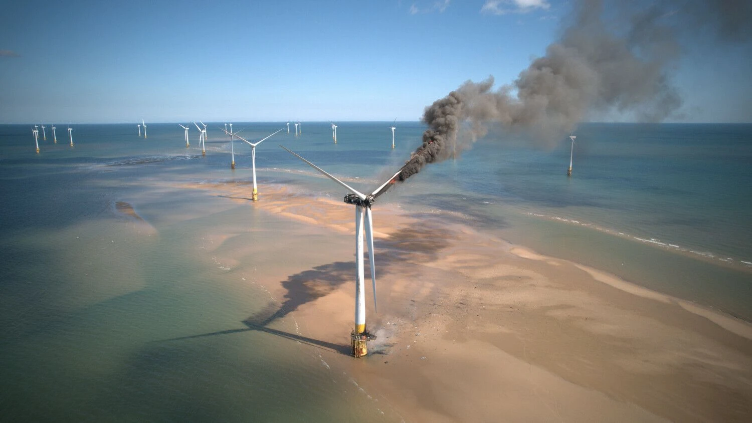 Užsidegusi turbina RWE valdomame jūros vėjo parke. „Scanpix“ nuotr.