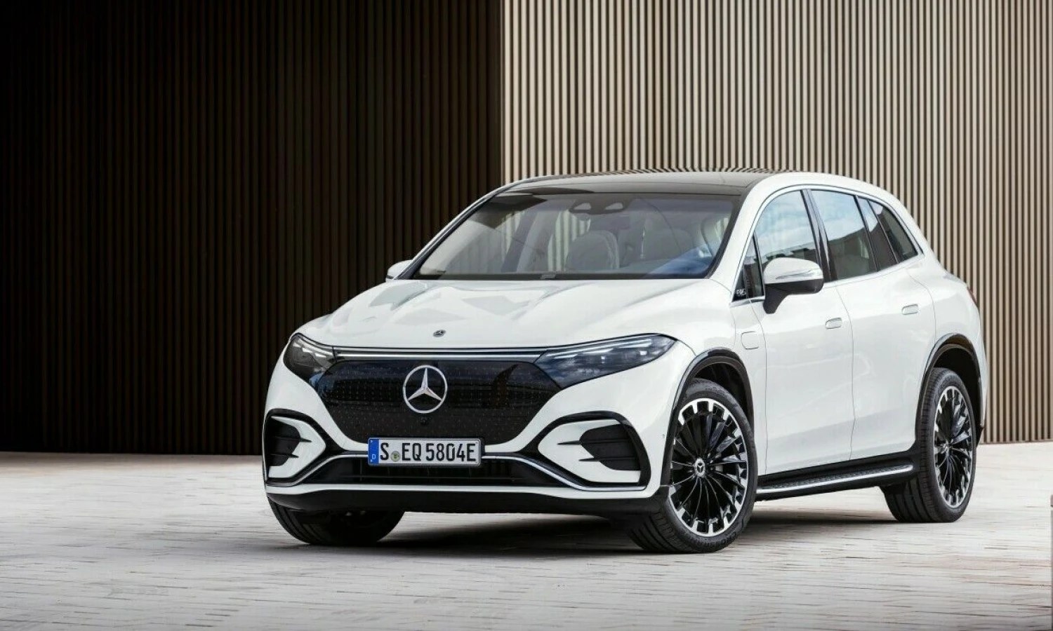 Kol „Bentley“, „Rolls-Royce“ ir „Range Rover“ nepradėjo gaminti didžiųjų SUV elektromobilių, EQS SUV yra didžiausias ir prabangiausias serijinis šio segmento automobilis. „Mercedes-Benz Group AG“ nuotr.