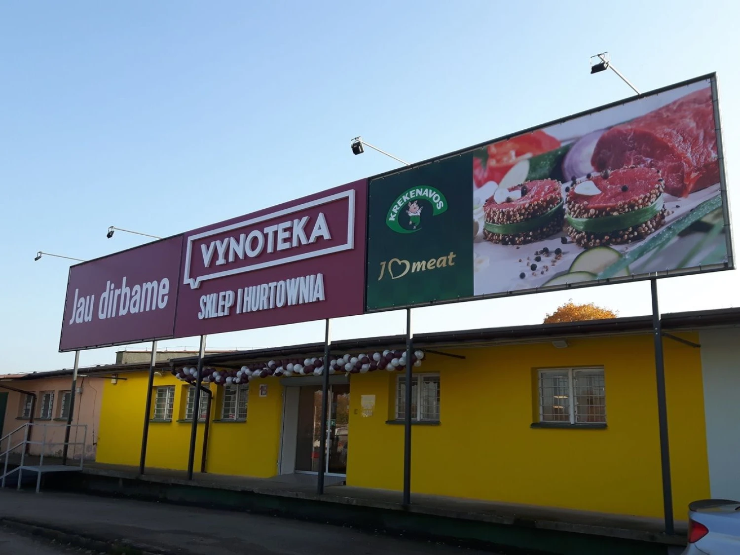 Rugsėjo pabaigoje Lietuvos ir Lenkijos pasienyje, Suvalkuose, atidarytoje bendroje „Krekenavos“ ir „Vynotekos“ parduotuvėje apie 90% pirkėjų srauto sudaro lietuviai. Bendrovės nuotr. 