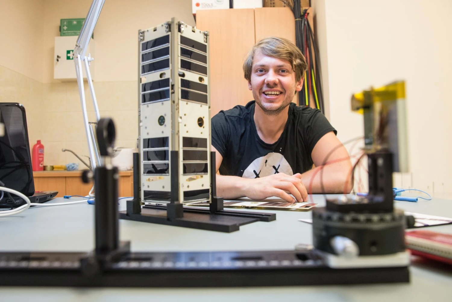 Naują 30 cm ilgio ir 3 kg svorio palydovą planuota į kosmosą paleisti 2016 m., tačiau misija buvo kelis kartus atidėta.Anot Vytenio Buzo, „Nanoaviatonika“ vadovo, dabar numatyta palydovą liepą paleisti iš Indijos. Juditos Grigelytės (VŽ) nuotr.