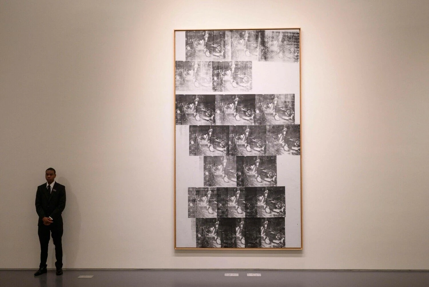 Andy Warholo paveikslo „Baltoji nelaimė“ peržiūra prieš „Sotheby's" aukcioną. Angelos Weis (AFP / „Scanpix“) nuotr.