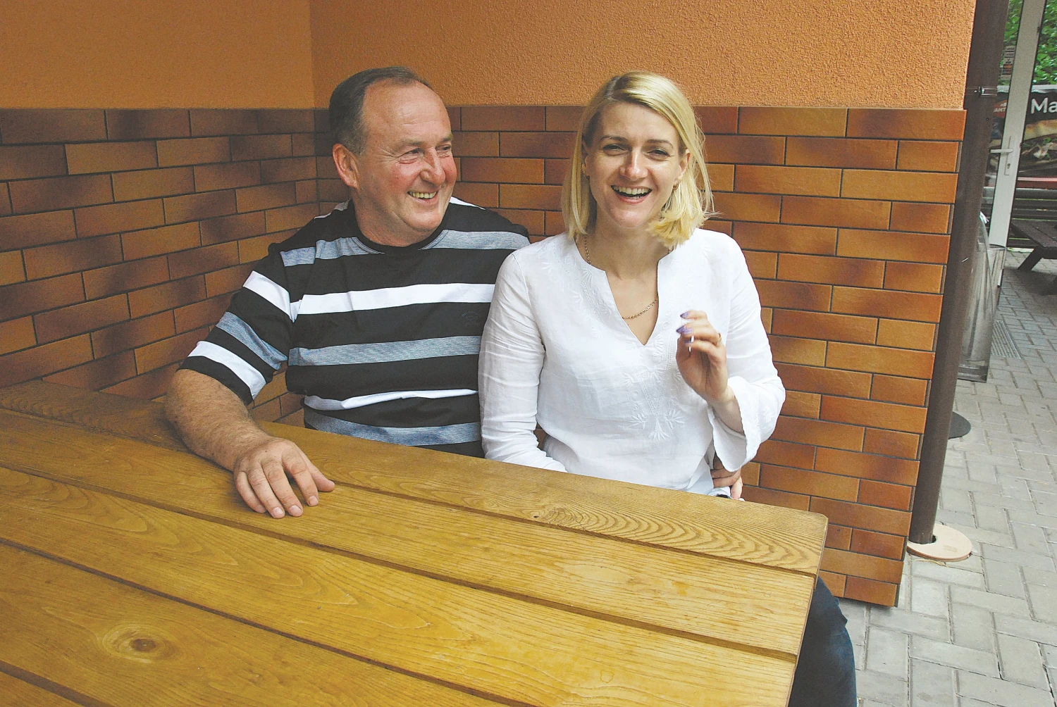 Stanislovas Pranckūnas ir Žaiva Ričkienė, viešbučio „Kankorėžis“ ir parduotuvės vadovai, pabrėžia, kad paslaugų versle būtina greitai sureaguoti į rinkos pokyčius, atsižvelgti į visus veiksnius.  Indrės Sesartės (VŽ) nuotr.