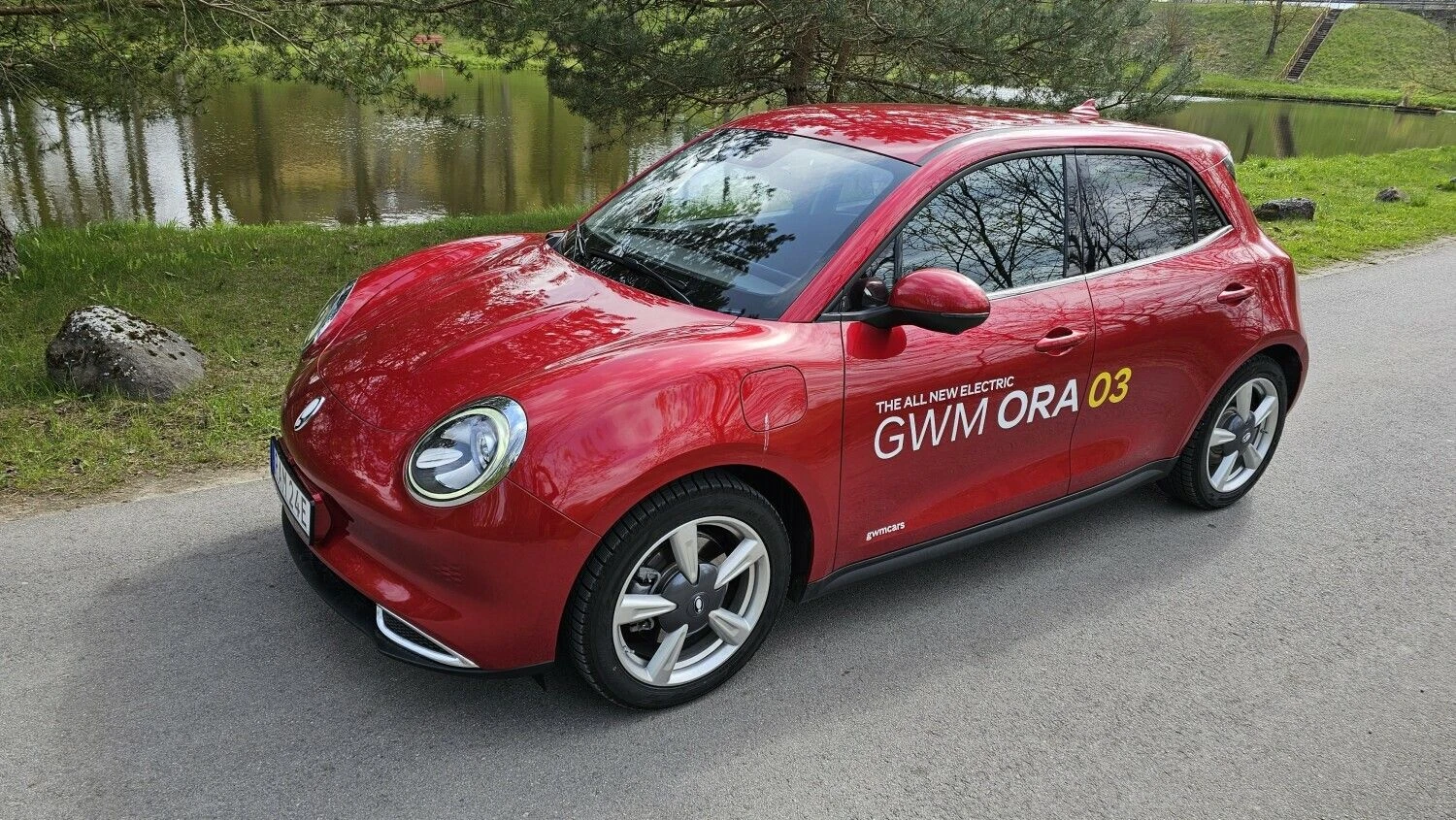 Rumunų dizainerio E. Dertos sukurtas stilius iš pirmo žvilgsnio verčia susidomėti kinišku elektromobiliu. Lino Butkaus (VŽ) nuotr.