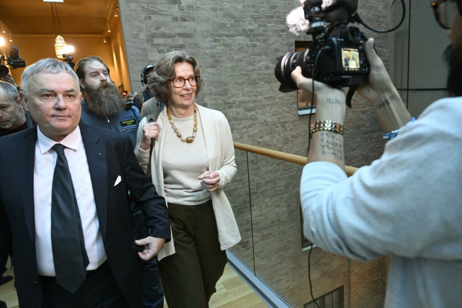 Birgitte Bonnesen, buvusi „Swedbank“ prezidentė ir valdybos pirmininkė atvyksta į teismą 2022 m. Frederiko Sandbergo (AFP / „Scanpix“) nuotr.