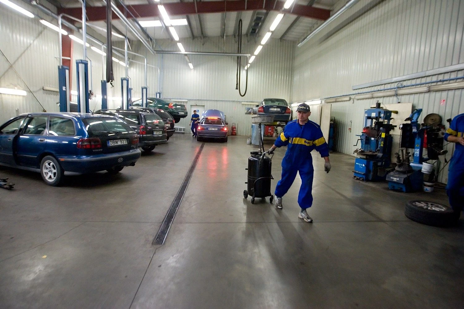 Staigiai atšalus, problemos užklumpa tuos vairuotojus, kurie prieš tai nepasirūpino savo transporto priemonėms. Vladimiro Ivanovo (VŽ) nuotr.