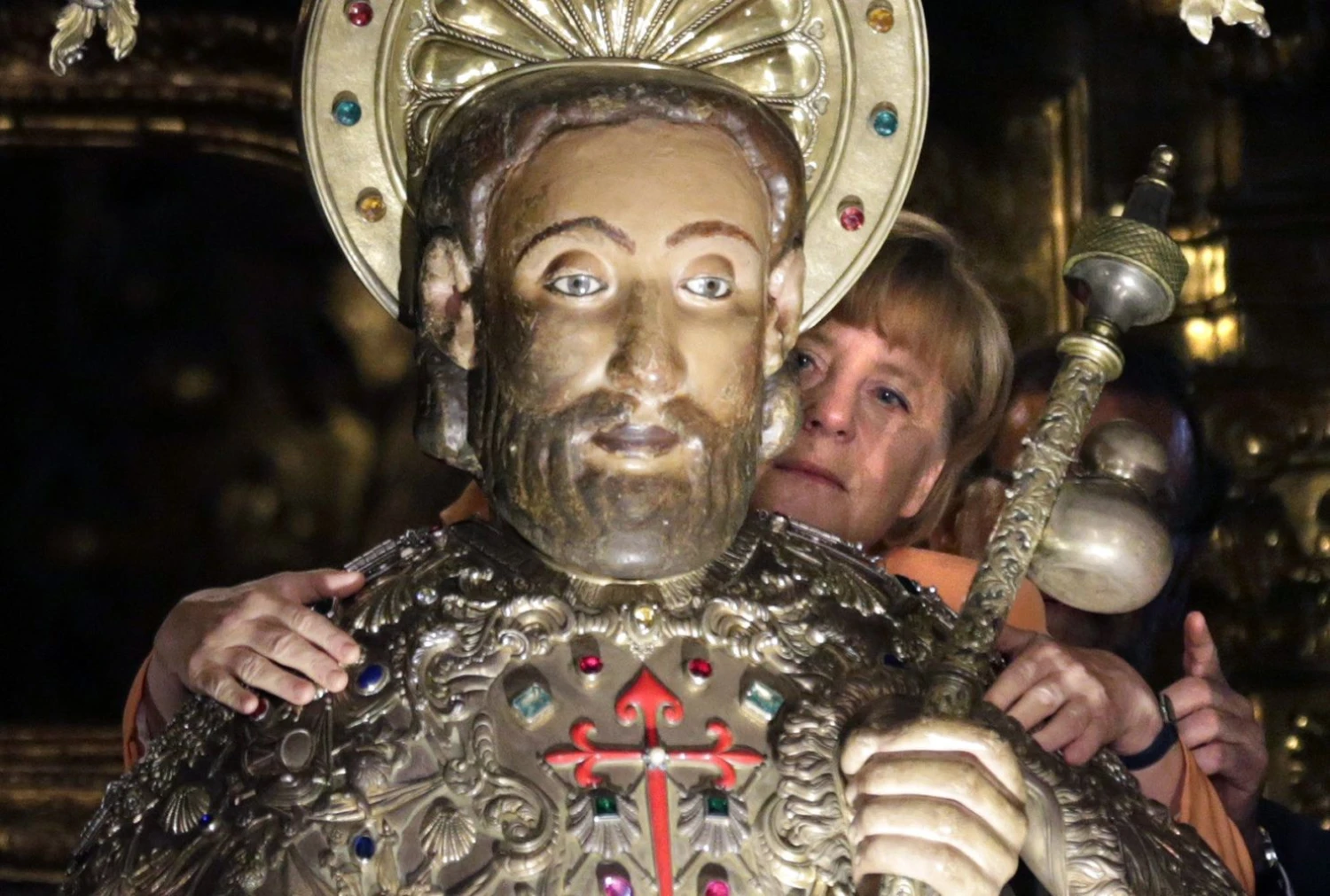 Vokietijos kanclerė Angela Merkel prie šv. Jurgio statulos Santjago de Kompostela katedroje. („Reuters“/ „Scanpix“) nuotr. 