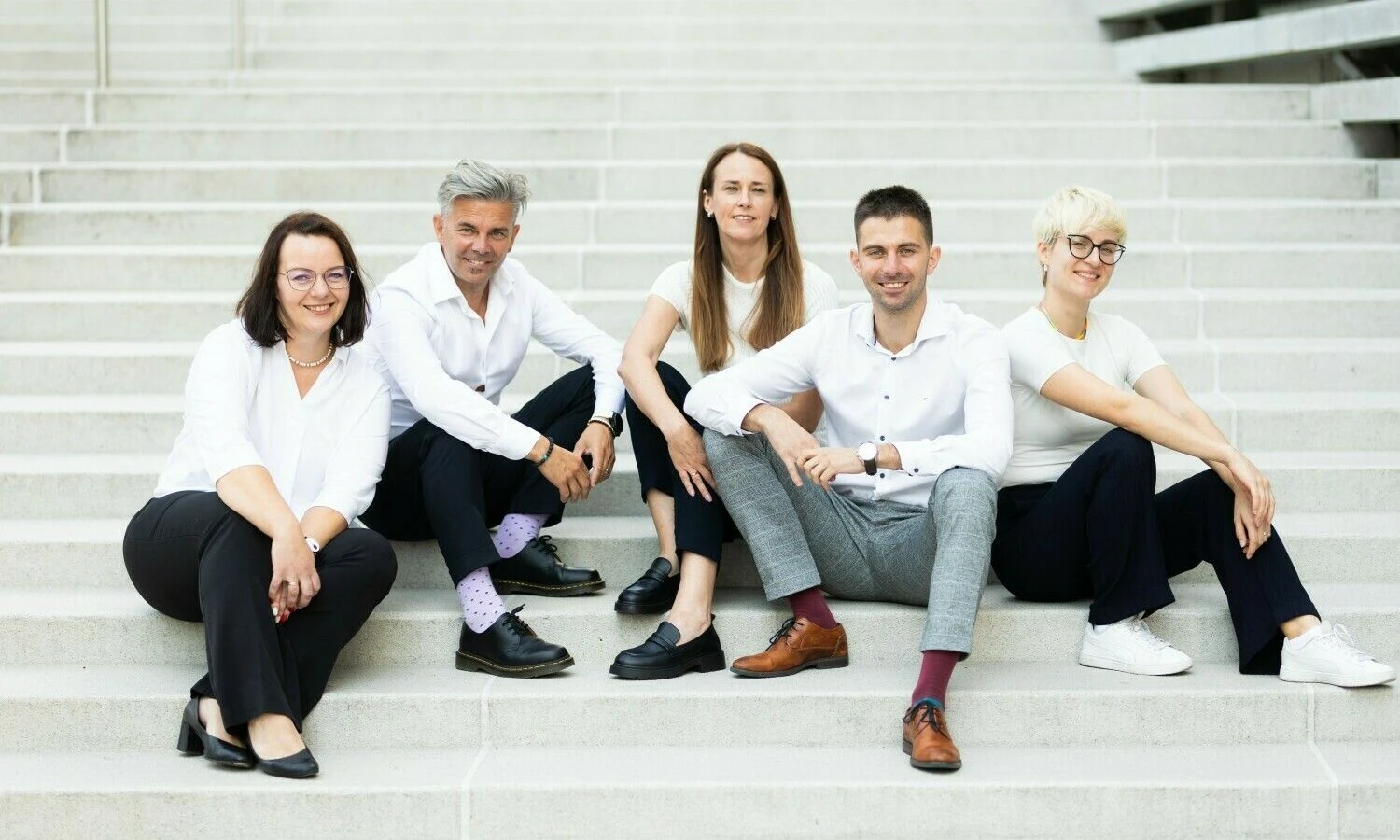 Pirma iš kairės - Filomena Šuliauskienė, antras iš kairės - Artūras Karosas, viduryje - Kamilė Paulikienė, antras iš dešinės - Klaidas Bužinskas, pirma iš dešinės - Audronė Šepetė.