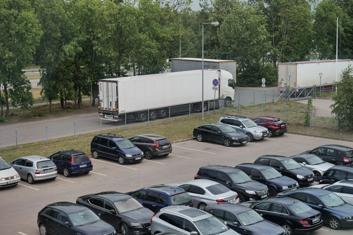 Taršių automobilių registracijos mokestis turėjo būti įvestas dar pernai ar šiemet, tačiau prezidento rinkimai juos gerokai pavėlino. Vladimiro Ivanovo (VŽ) nuotr.