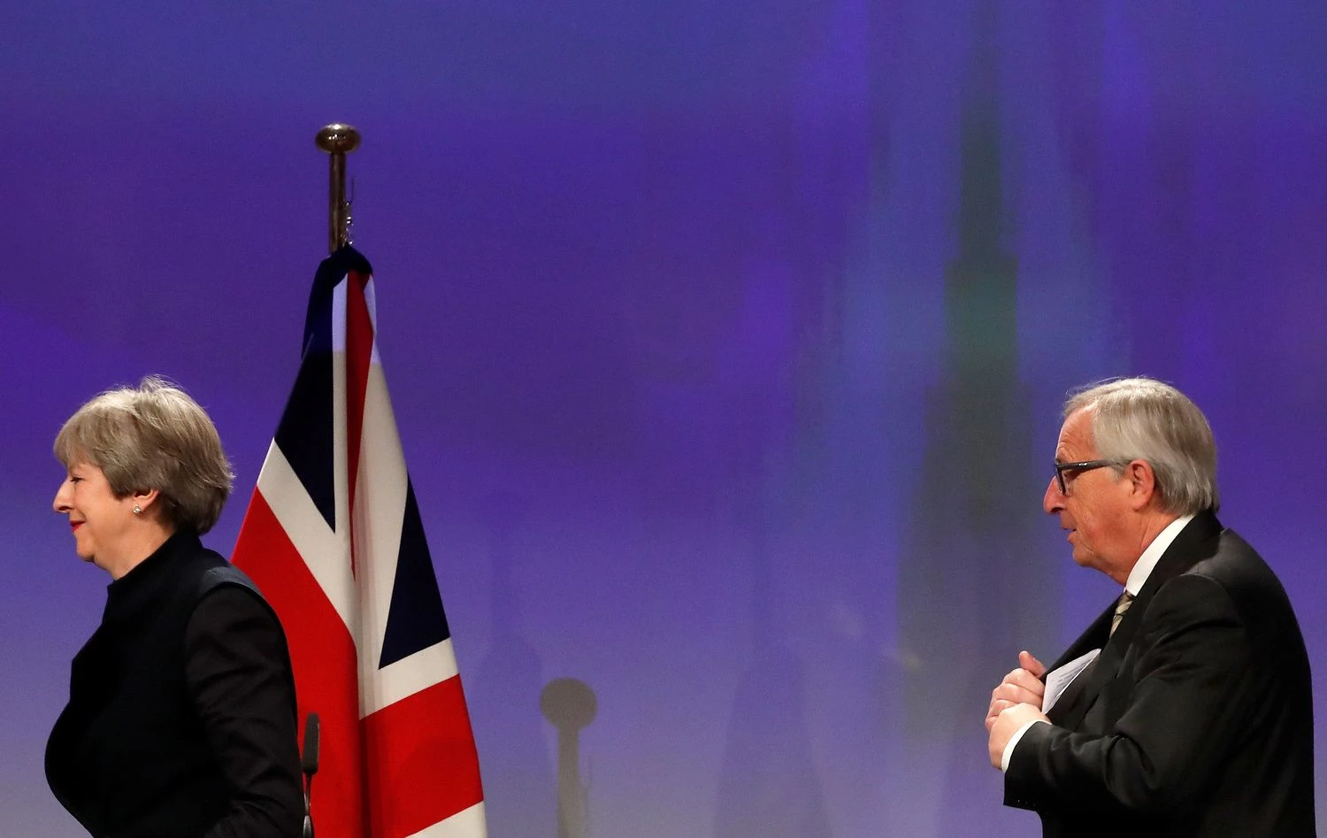 Jungtinės Karalystės vyriausybės vadovės Theresos May susitikimas Briuselyje su Europos Komisijos vadovu Jeanu Claude‘u Junckeriu vakar baigėsi beveik fiasko, nors lyderiai to ir nepripažįsta. Yveso Hermano („Reuters“ / „Scanpix“) nuotr.