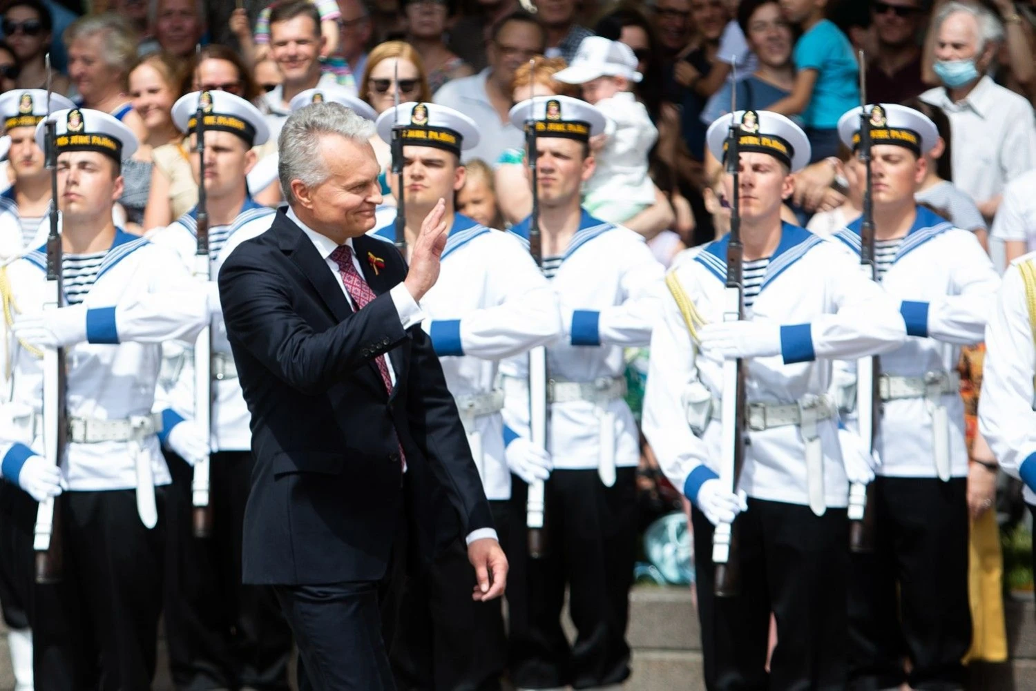 Valstybe?s ve?liavu? pake?limo ceremonija. Simono Daukanto aiks?te?. Vilnius. 2020 m. Liepos 6 d. Žygimanto Gedvilos („Scanpix“) nuotr.