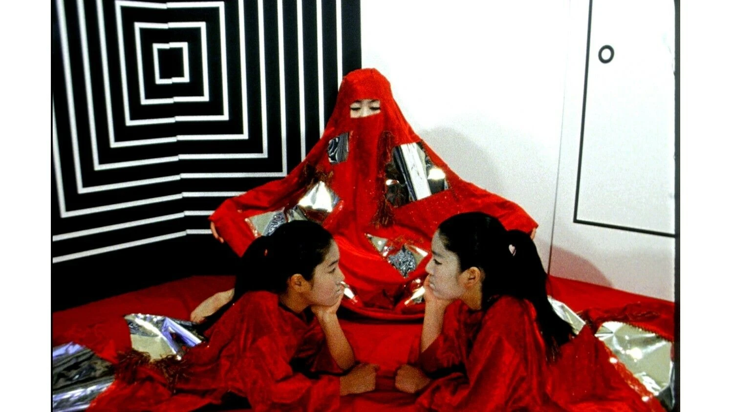 Kadras iš filmo „Permatomas, pasaulis yra“ (Transparent, the world is).