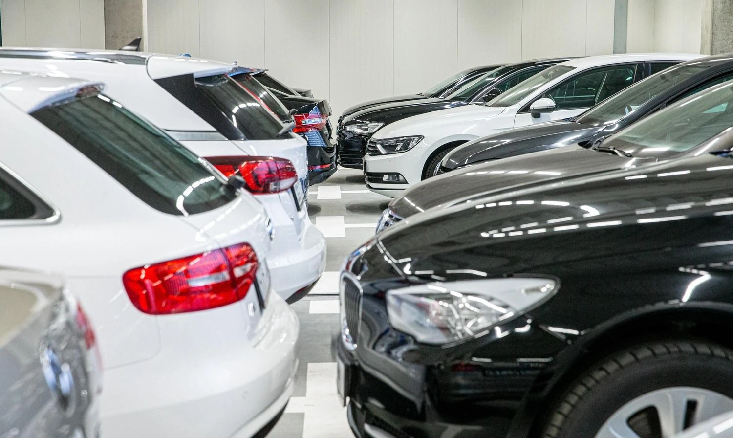 Neįvardijami automobilių prekybininkai įtariami sukūrę PVM nuslėpimo schemą. Juditos Grigelytės (VŽ) nuotr.