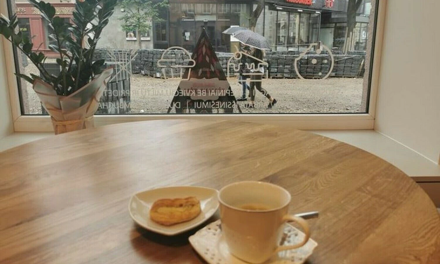 Krautuvėlė „Ližė smaližė“ persikėlė į dar remontuojamą Vilniaus g. Kaune. Įmonės nuotr.