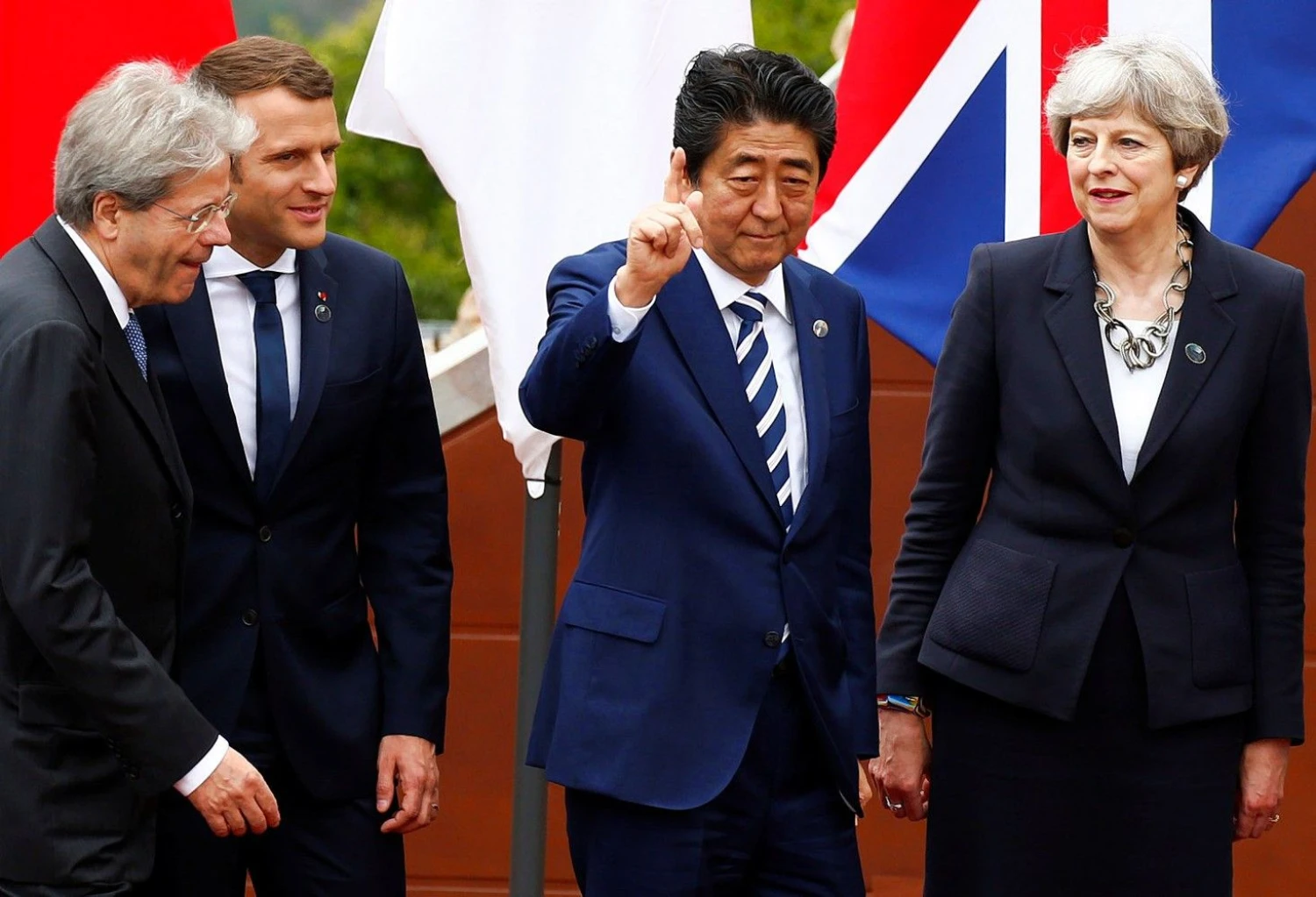 Theresa May, JK premjerė, ir Shinzo Abe, Japonijos ministras pirmininkas, kartu su kitais pasaulio lyderiais G7 susitikime Italijoje. Tony Gentile („Reuters“ / „Scanpix“) nuotr.