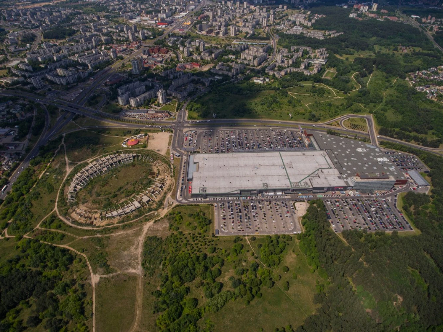Vilnius. Nebaigtas statyti Nacionalinis stadionas Šeškinės mikrorajone. Suprojektuotas 1985 metais. Vladimiro Ivanovo (VŽ) nuotr.