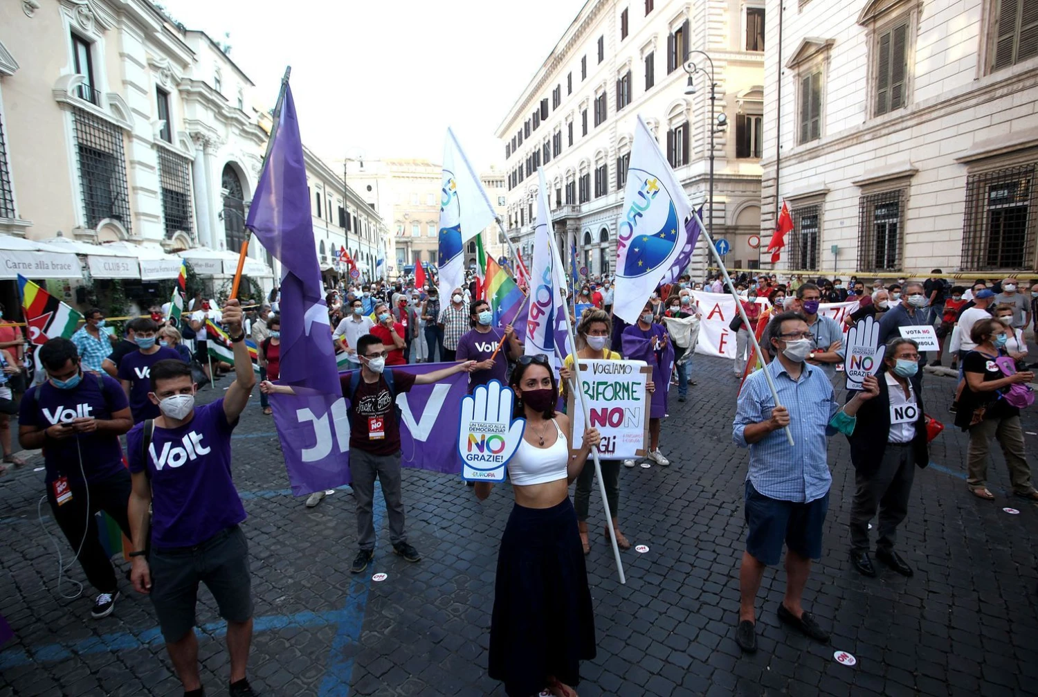 Demonstracija, kurios dalyviai referendume dėl parlamentarų skaičiaus mažinimo ragina balsuoti „ne“. Piero Tenagli (IPA / SIPA / „Scanpix“) nuotr.