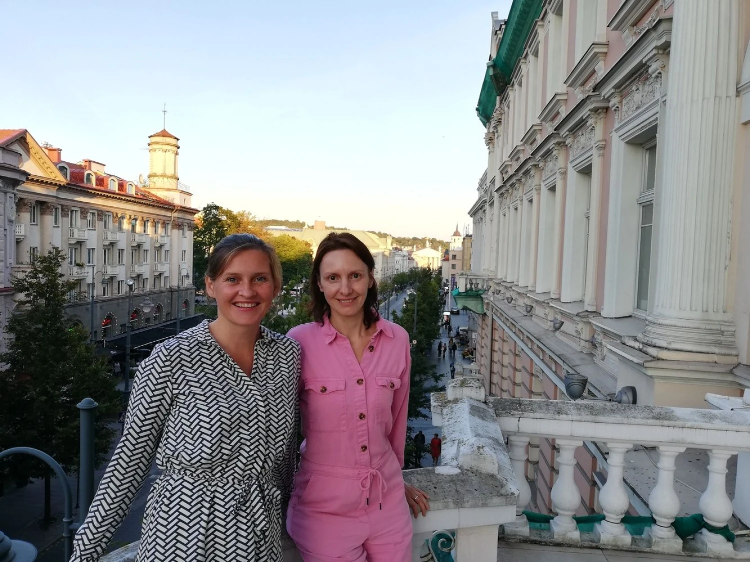 Giedrė Simanauskaitė, vidinės komunikacijos konsultantė, ir Anastasija Zemdliauskaitė, agentūros „Adverum“ projektų direktorė (dešinėje). Asociacijos KIA nuotr.