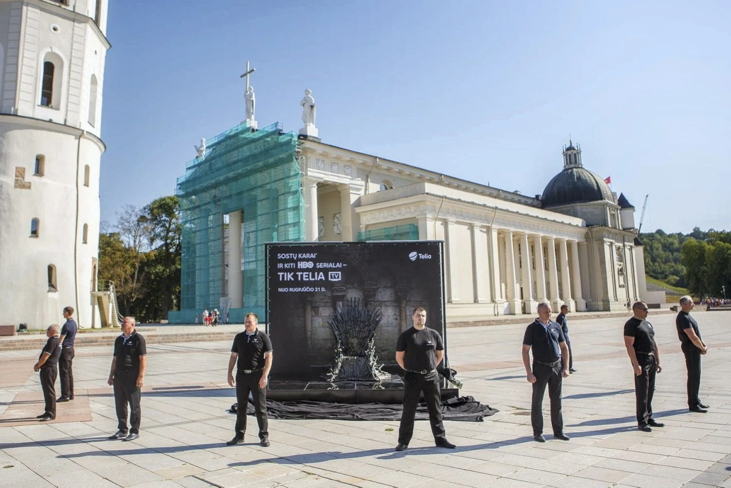 Naujienų pristatymui „Telia“ į Vilnių (Katedros aikštę) atgabeno metalinį sostą iš populiaraus HBO serialo „Sostų karai“ („Game of Thrones“). „Telia“ nuotr.