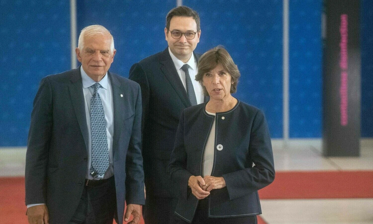 ES diplomatijos vadovas J. Borrellis, Čekijos užsienio reikalų ministras J. Lipavsky  ir Prancūzijos užsienio reikalų ministrė C. Colonna. Michalo Cizeko (AFP / „Scanpix“) nuotr.