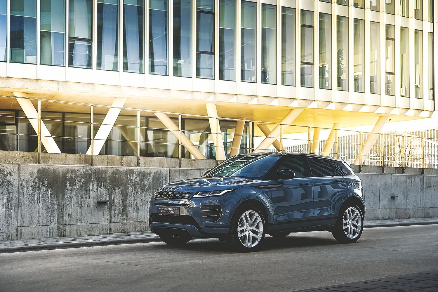 Naujasis „Evoque“ perteikia savo pirmtako bruožus, juos suderindamas su didesnių markės modelių stiliumi. Vytauto Pilkausko nuotr.