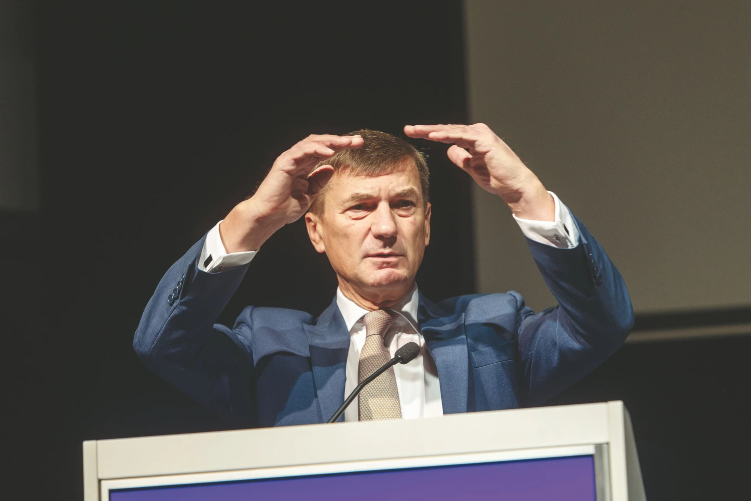 Andrusas Ansipas, EK vicepirmininkas: „Priversti nieko negalime, galime skatinti ir sudaryti sąlygas verslui dirbti visoje Bendrijoje, be papildomų išlaidų ar apribojimų.“ Vladimiro Ivanovo (VŽ) nuotr.