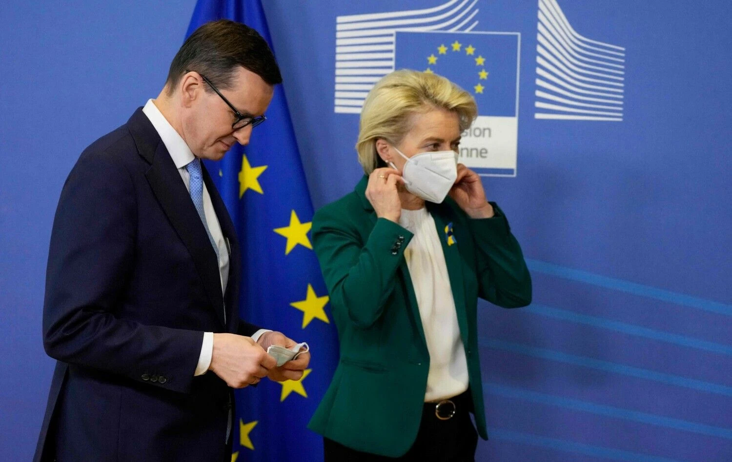 Lenkijos premjeras Mateuszas Morawieckis ir Europos Komisijos pirmininkė Ursula von der Leyen. Virginia Mayo (AFP /„Scanpix“) nuotr.