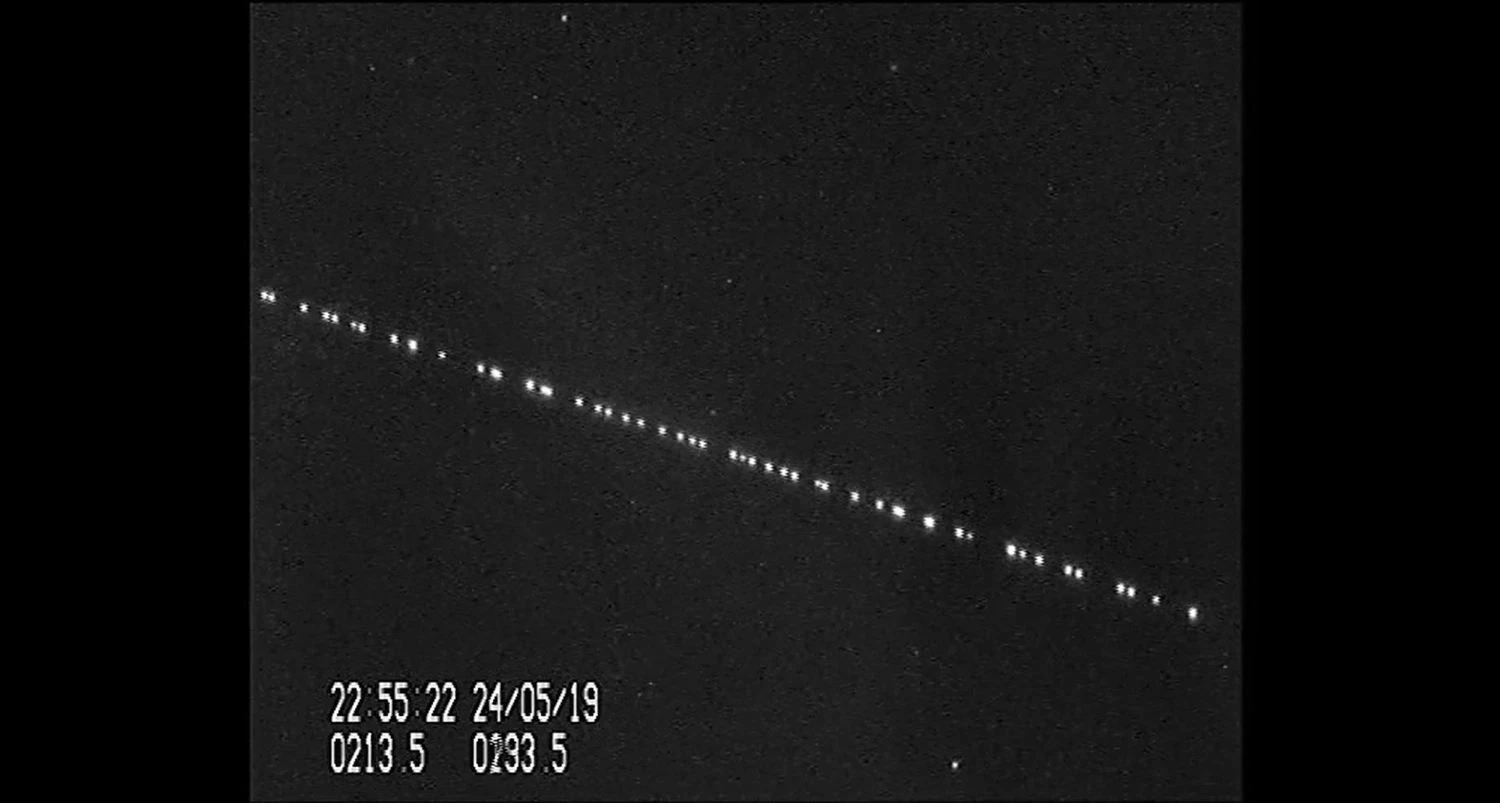 Olandų astronomas Marco Langbroekas užfiksavo „SpaceXStarlink“ palydovų grupę danguje virš Leideno 2019 m. gegužės 24-ąją. AFP nuotr.