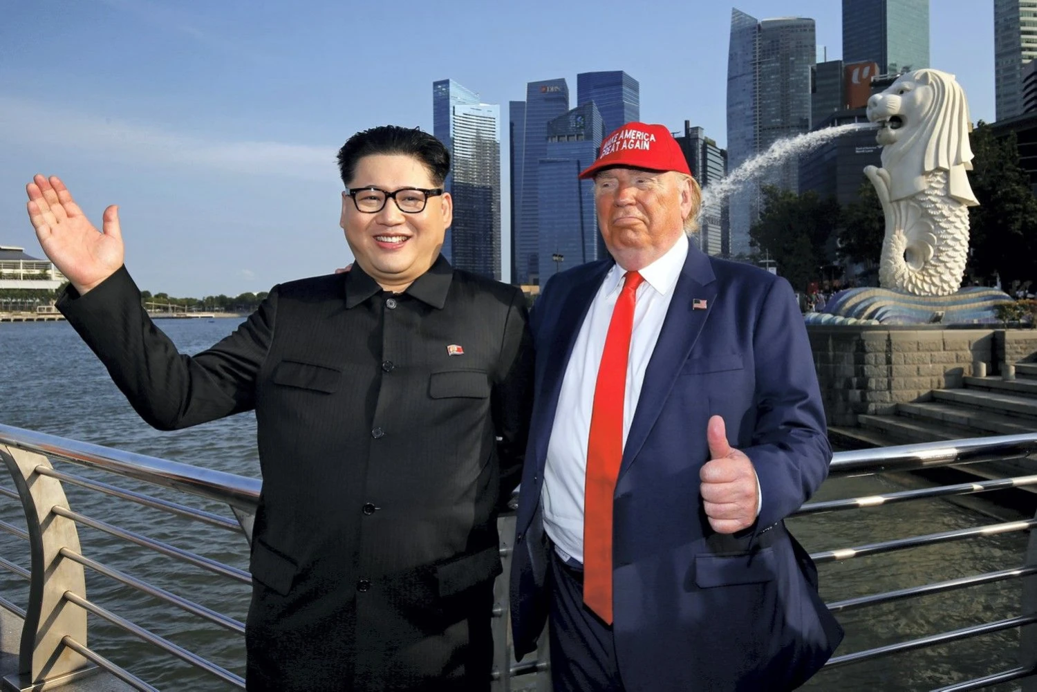 Du aktoriai inscenizuoja Donaldo Trumpo, JAV vadovo, ir Kim Jong Uno, Šiaurės Korėjos lyderio, susitikimą. Edgaro Su (Reuters / Scanpix) nuotr.