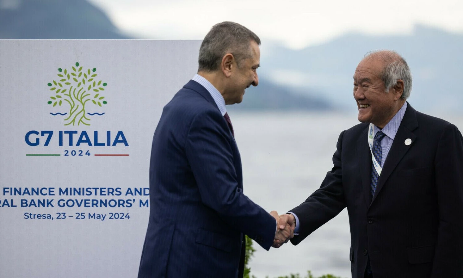 Italijos banko valdytojas Fabio Panetta (kairėje) ir Japonijos finansų ministras Shunichi Suzuki. Hannes P. Albert („Scanpix“) nuotr.