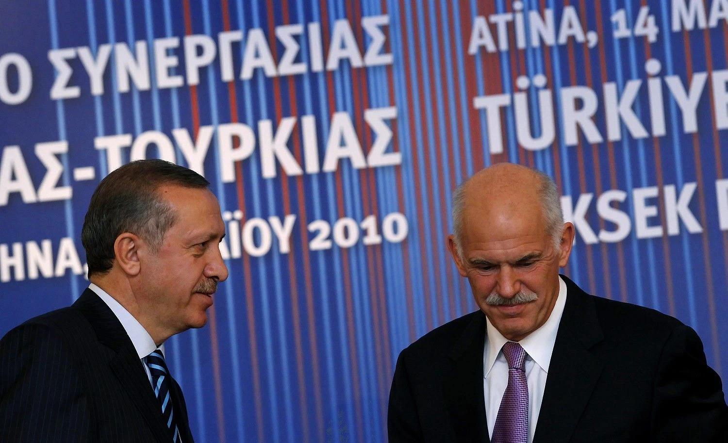 Recepas Tayyipas Erdoganas (kairėje), tuomet užėmęs Turkijos ministro pirmininko postą, per vizitą Graikijoje 2010-aisiais. Yiorgo Karahalio („Reuters“ / „Scanpix“) nuotr.