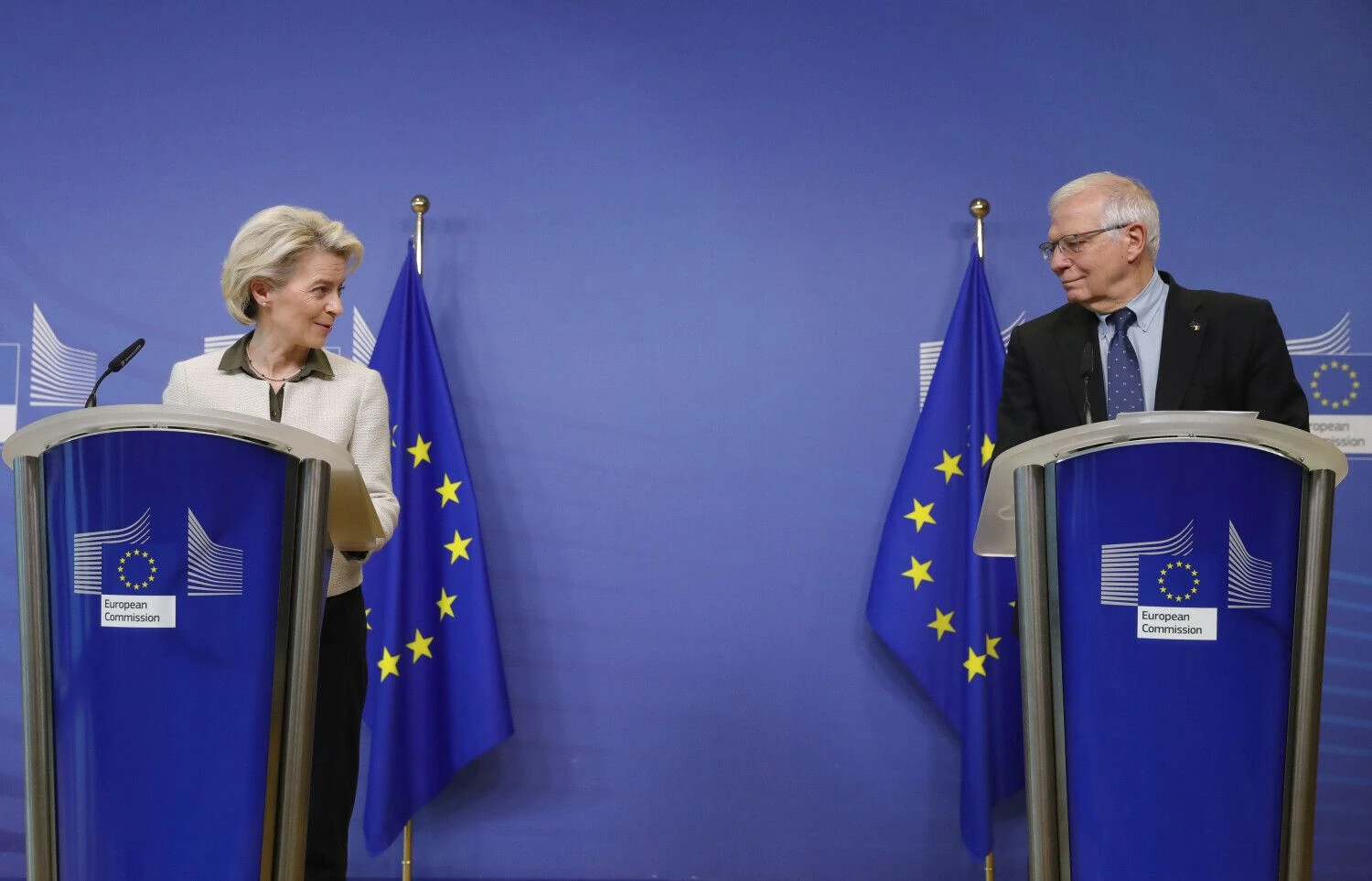 Ursula von der Leyen,Europos Komisijos pirmininkė ir Josepas Borrellis, Europos Sąjungos užsienio politikos vadovas. Stephanie Lecocq (AP/„Scanpix“) nuotr.