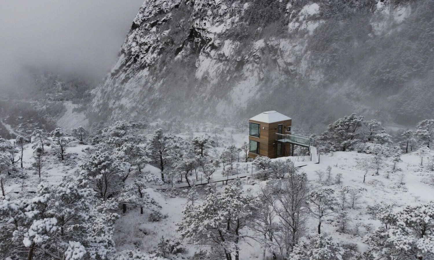 Namelis idealiam miegui Norvegijos vakarinėje pakrantėje, Lysefjordene. „Bolder“ projektas. „Scanpix“ nuotr.