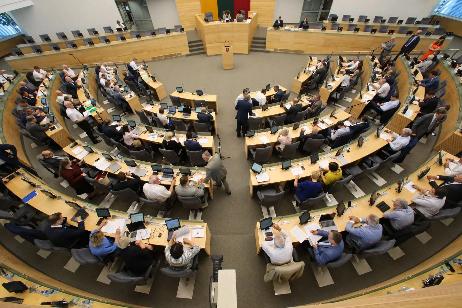 Seimo posėdyje po ilgų svarstymų priimtas naujasis Valstybės tarnybos įstatymas. Vladimiro Ivanovo (VŽ) nuotr.