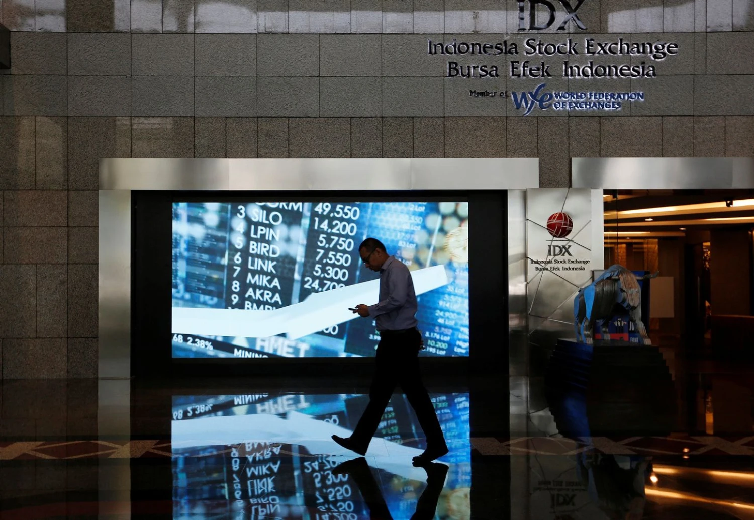 A man walks past screen at the Indonesia Stock Exchange building in Jakarta, Indonesia, September 6, 2018. REUTERS/Willy Kurniawan
