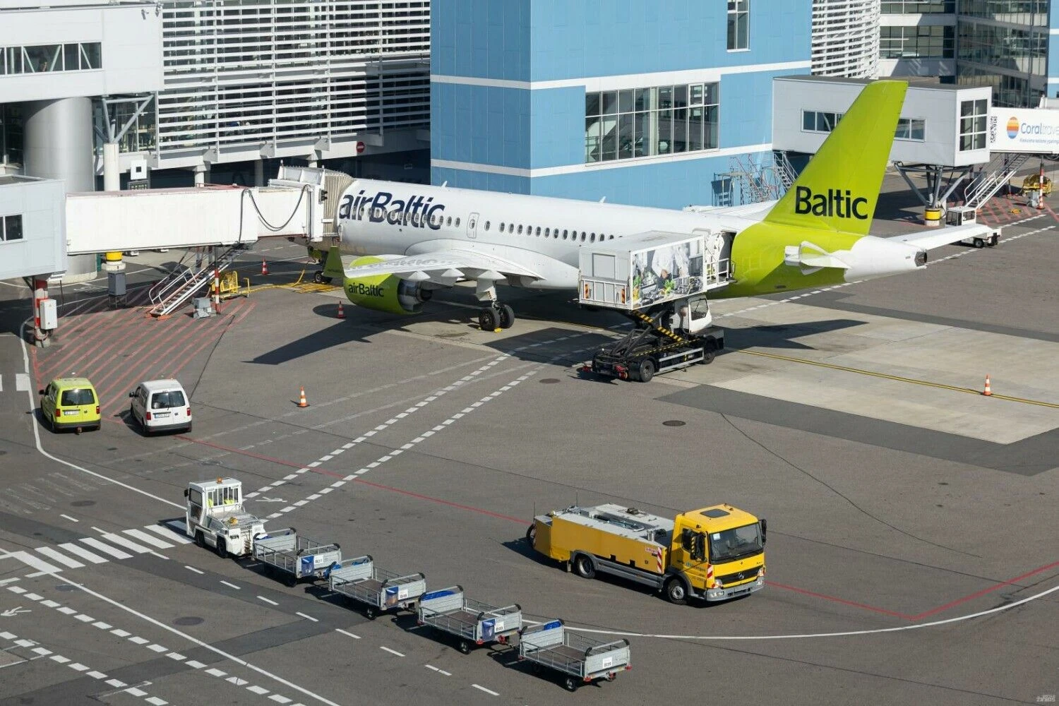 Planuojami įkrovimo tinklai bus skirti oro uostuose dirbančios technikos elektrifikacijai. Juditos Grigelytės (VŽ) nuotr.