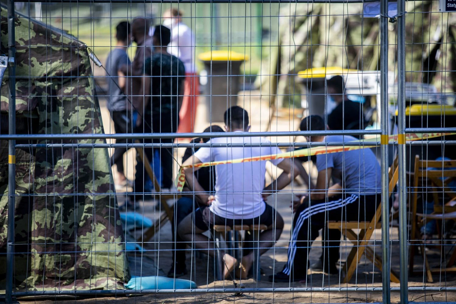 Migrantai palapinių miestelyje Pabradės Užsieniečių registravimo centre. Luko Balandžio („15min.lt“/„Scanpix“) nuotr. 
