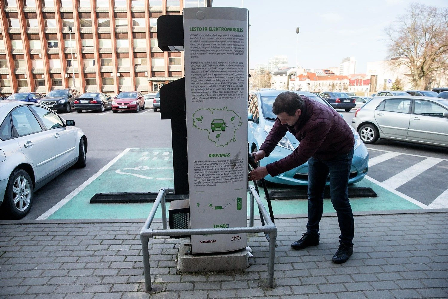 Elektromobilių greitojo įkrovimo stotelėje Vilniuje J. Lelevelio gatvėje. Juditos Grigelytės (VŽ) nuotr.