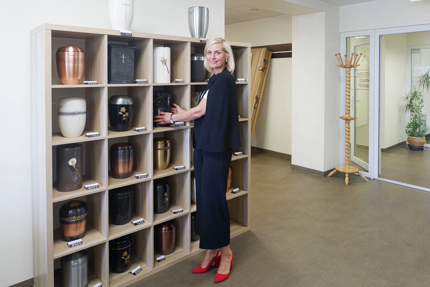 Simona Taurienė, UAB „Aterna“ direktorė: „Teikiame visą paslaugų paketą, kad velionio artimiesiems nereikėtų rūpintis organizaciniais dalykais.“ Rasos Dževeckytės (VŽ) nuotr.