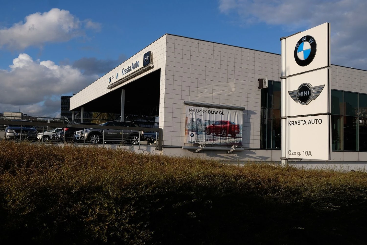 „Krasta Auto“ salonas Vilniuje. Vladimiro Ivanovo (VŽ) nuotr.