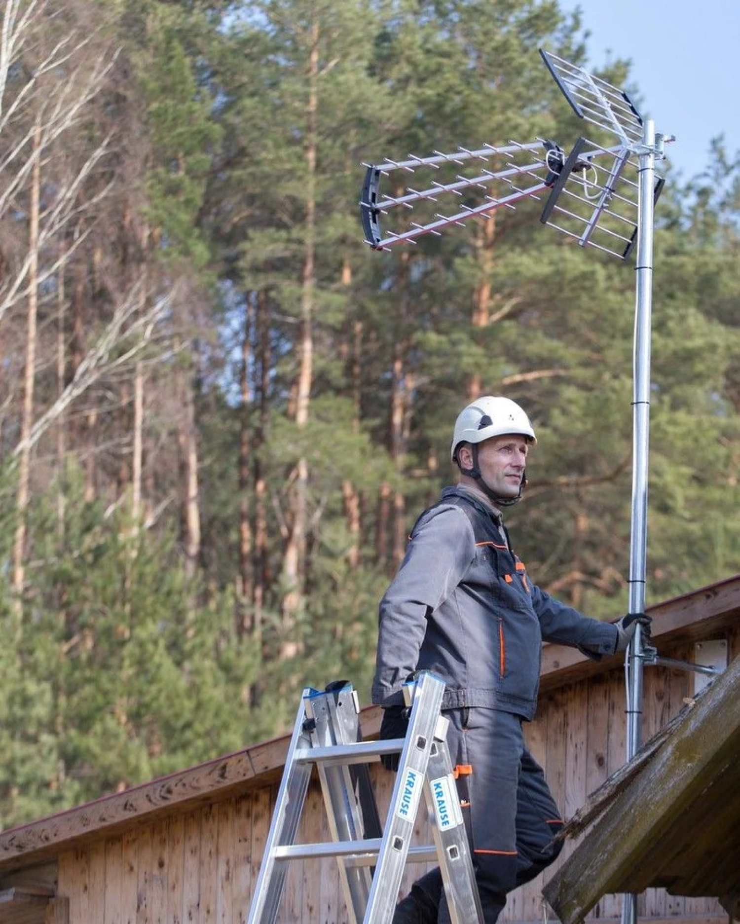 Naujoji techninės pagalbos paslauga turiuTV.lt apima sutrikimų registravimą, konsultavimą telefonu ir TV signalo priėmimo įrangos sutvarkymą/įrengimą žiūrovo namuose.