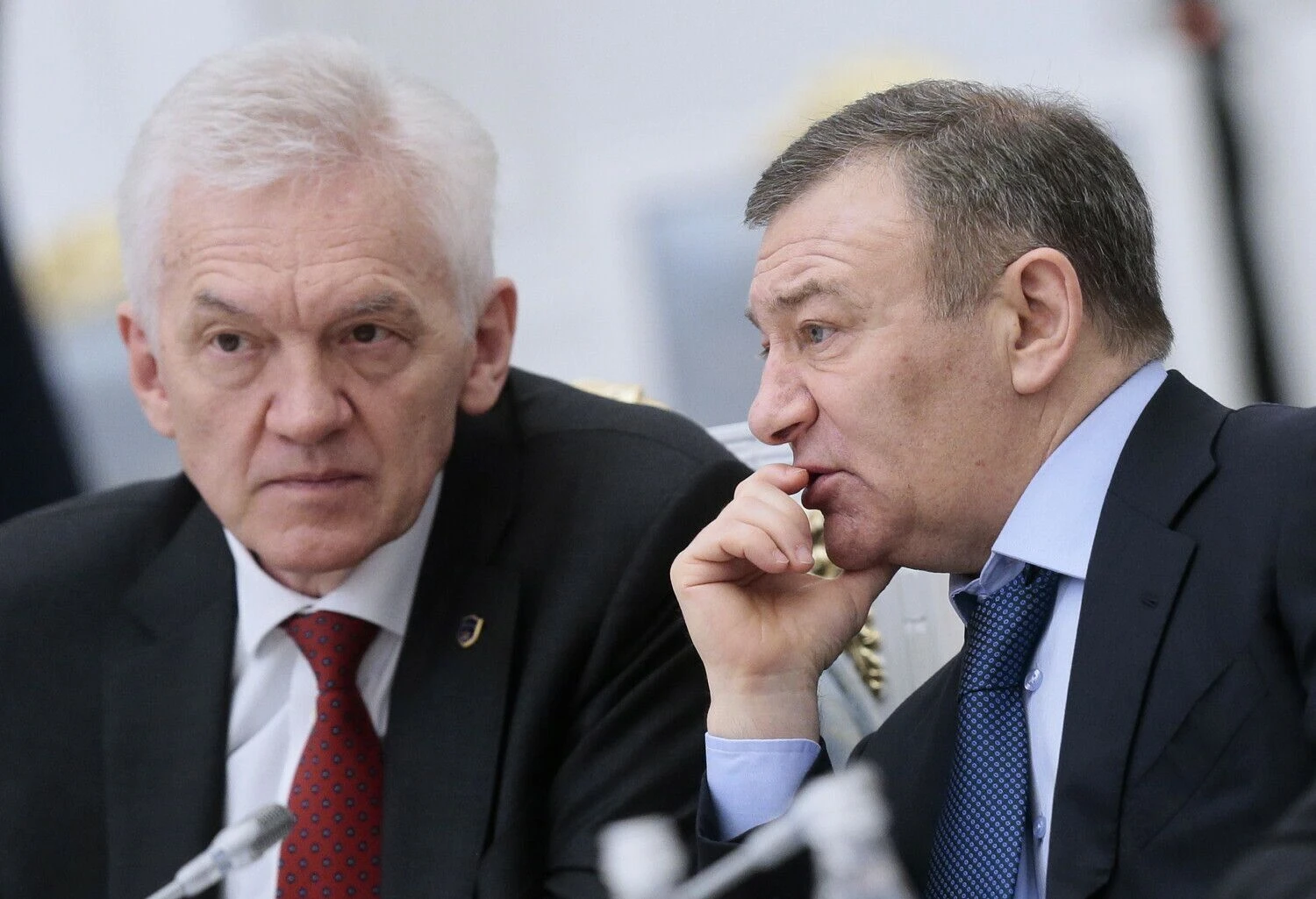 Rusijos milijardieriai Genadijus Timčenka ir Arkadijus Rotenbergas. Mikhailo Metzelio (TASS / „Scanpix“) nuotr.