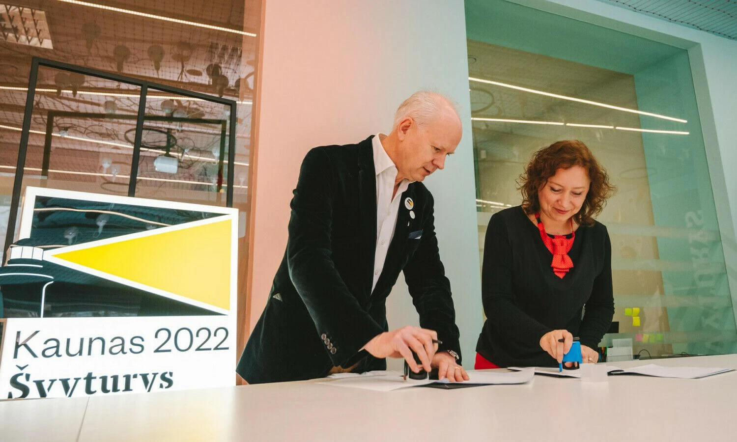 „Kaunas 2022” vadovė Virginija Vitkienė ir „Švyturys-Utenos alaus“ vadovas Rolandas Viršilas pasirašo bendradarbiavimo sutartį.