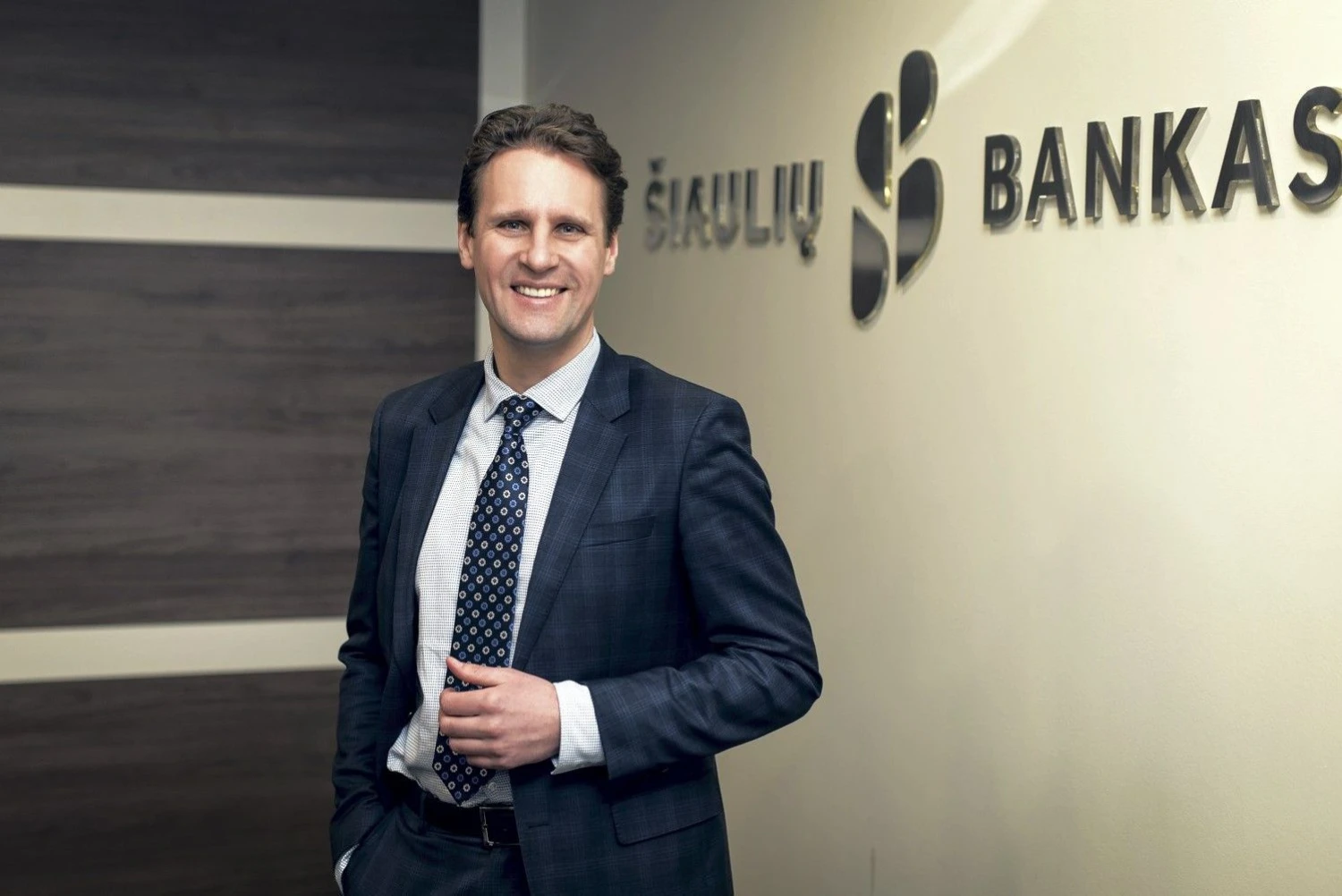 Vytautas Sinius, Šiaulių banko administracijos vadovas, akcentuoja paprastą taisyklę: jeigu įmonėje dirba įsitraukę darbuotojai, tokia bendrovė džiaugiasi ir didesniu lojalių klientų skaičiumi. Ryčio Galadausko nuotr.