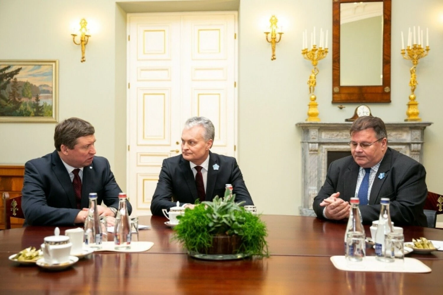 Prezidentas Gitanas Nausėda, buvę užsienio reikalų bei krašto apsaugos ministrai Linas Linkevičius (dešinėje) ir Raimundas Karoblis. Žygimanto Gedvilos/BNS nuotr.