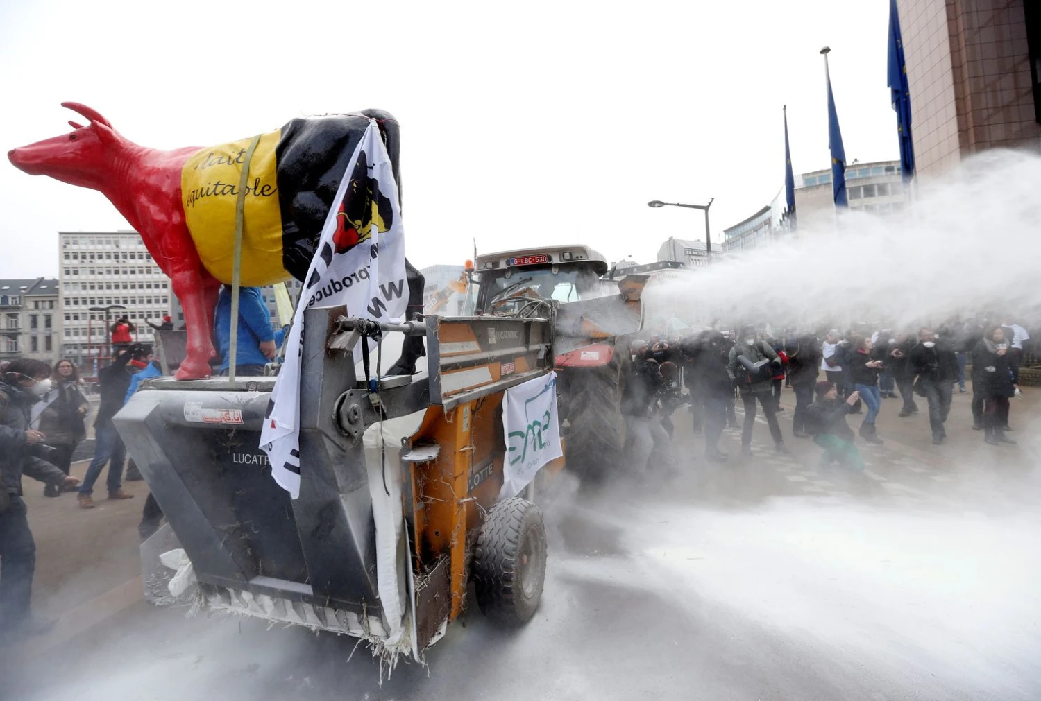 Praėjusiais metais protestuodami ūkininkai Briuselyje išbarstė šimtus kilogramų pieno miltelių. Francois Lenoiro („Reuters“ / „Scanpix“) nuotr.